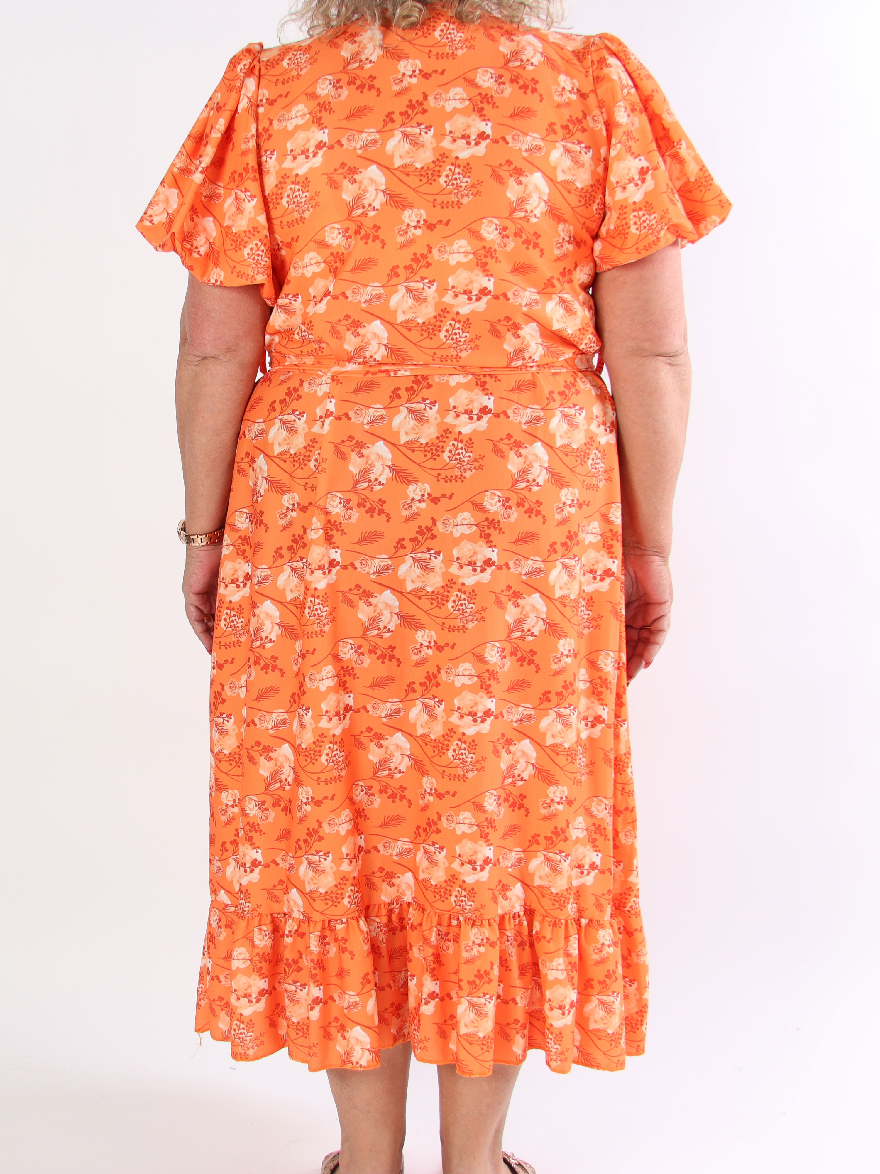 Sakira - Sød plus size kjole i blomsterprint med pufærmer